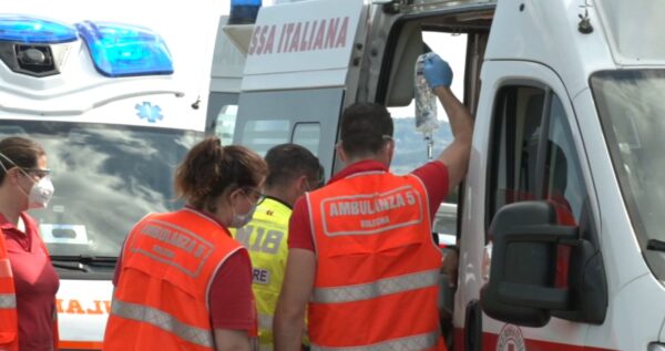 Si ferma a cambiare una gomma e viene investito, grave un 55enne