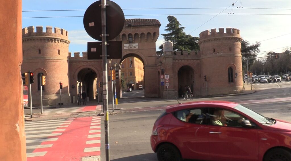 Scontro auto-scooter a Porta Saragozza: grave un 80enne