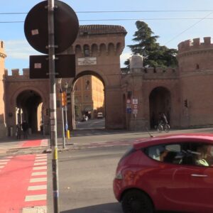 Scontro auto-scooter a Porta Saragozza: grave un 80enne