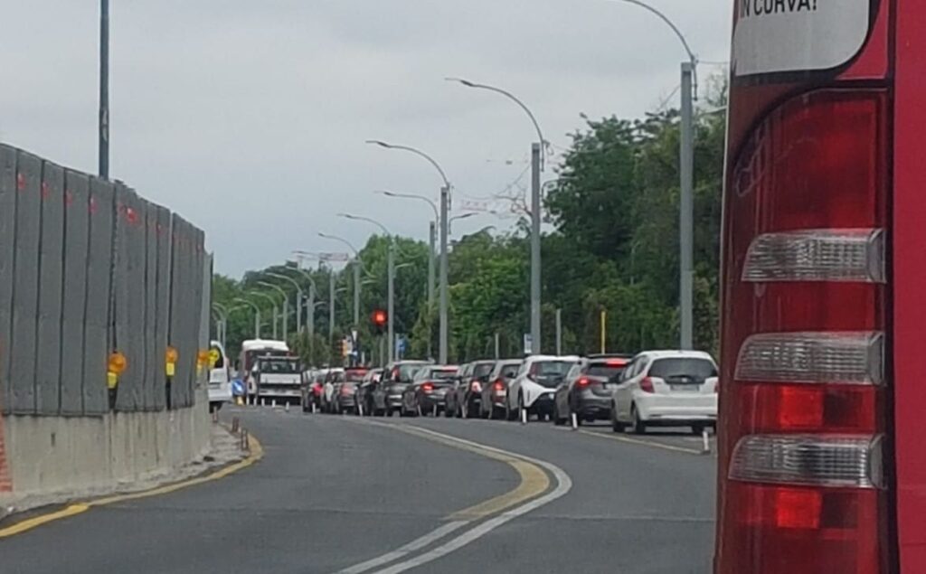 Cantieri in via Saffi e via Andrea Costa: traffico in tilt anche sui viali