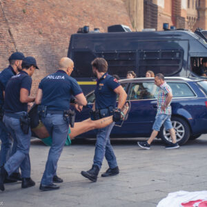 L’accusa dei turbo-ambientalisti alla polizia. Che replica: “rispettate le norme”