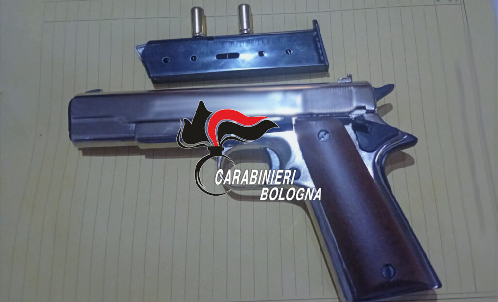 Spara (a salve) in un campo giochi, denunciato dai carabinieri