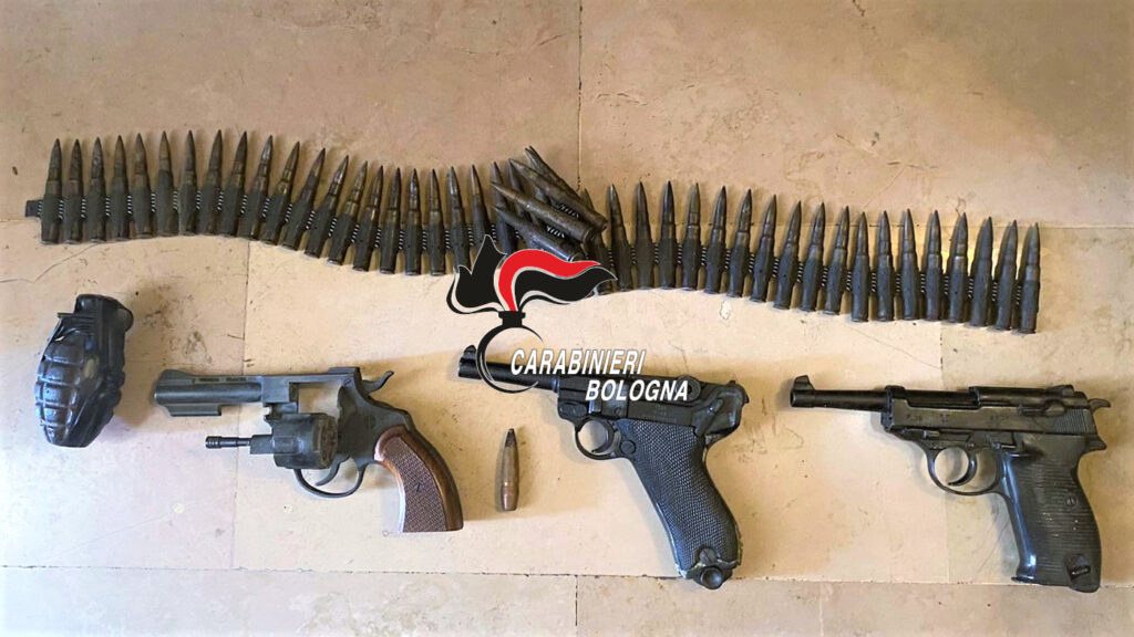 Ha in casa una bomba a mano e tre pistole: 40enne nei guai