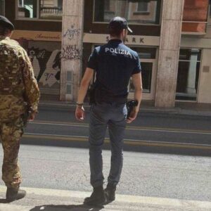 Strappa la collana ad un ragazzo e poi fugge, ma viene fermato e arrestato