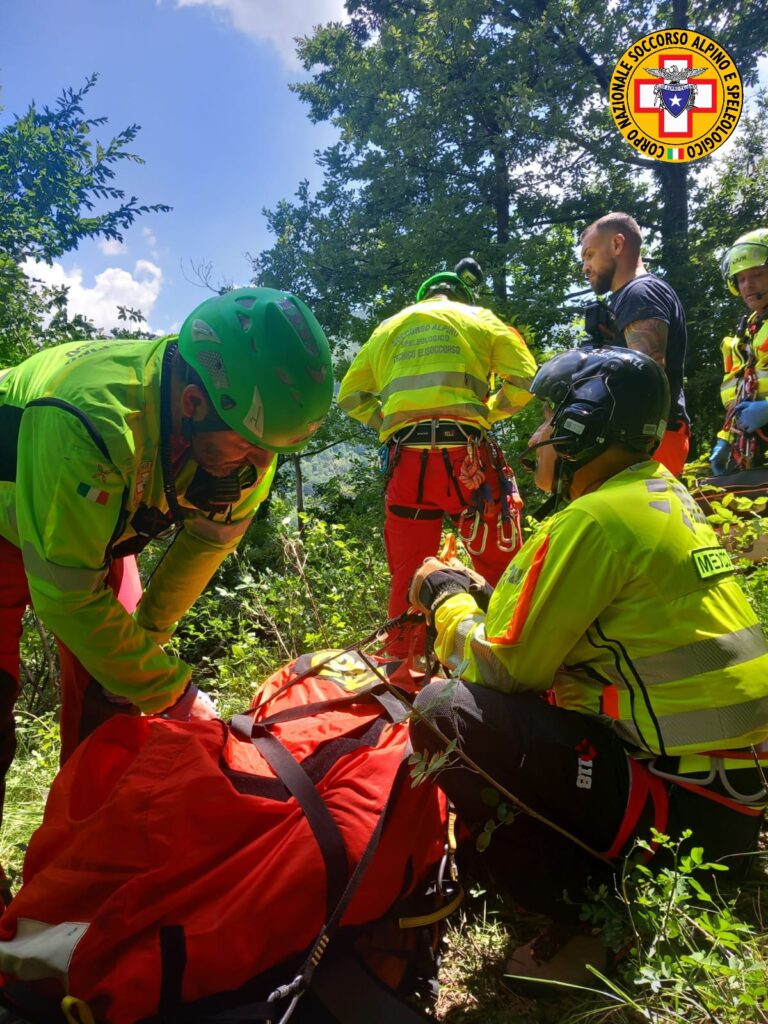 Castiglione dei Pepoli, 76enne scivola in una scarpata