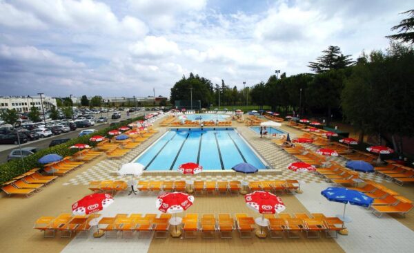 Tragedia a Imola. Bimba di 5 anni annegata in piscina