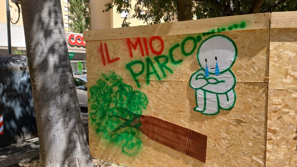 Anziano disegna albero tagliato sui pannelli del cantiere, identificato dalla polizia locale