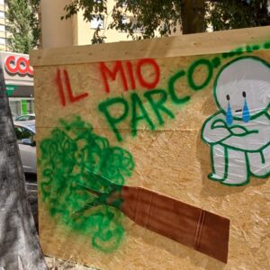 Anziano disegna albero tagliato sui pannelli del cantiere, identificato dalla polizia locale