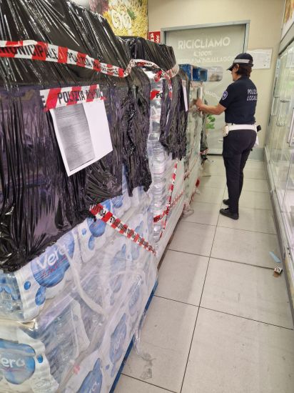 Acqua sotto il sole, la Polizia Locale sequestra 1869 bottiglie