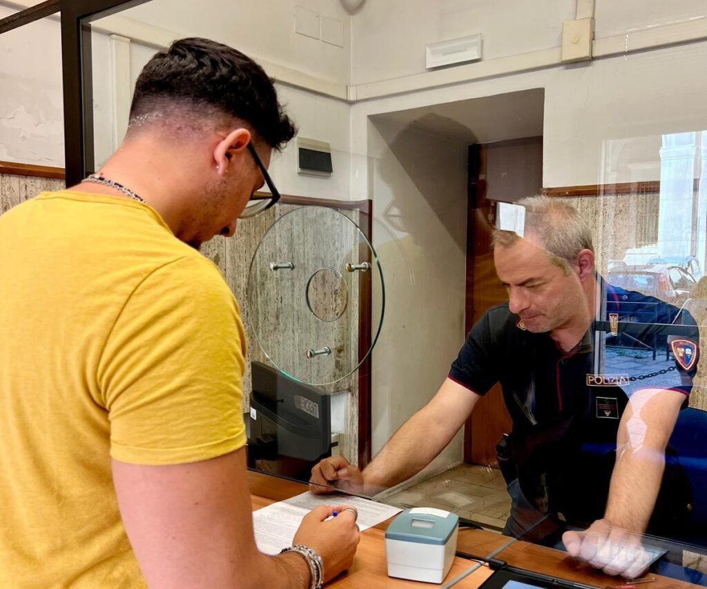 Passaporti: per chi ha urgenza di partire, ecco le istruzioni della Questura