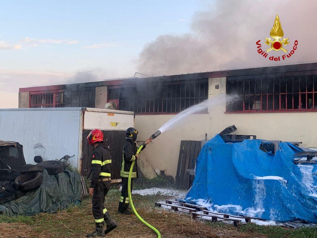 Uomo gravemente ustionato nell’incendio di un capannone