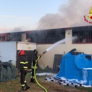 Uomo gravemente ustionato nell’incendio di un capannone