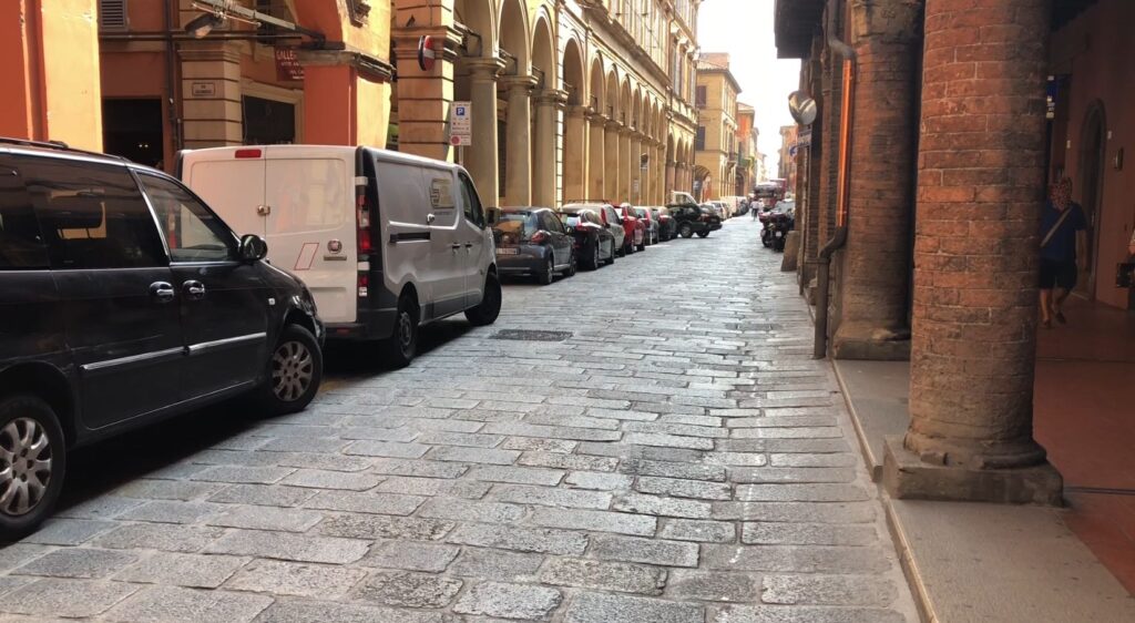 Tentata rapina in Strada Maggiore, negoziante spintonata finisce in ospedale