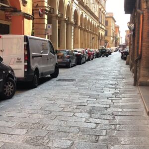 Tentata rapina in Strada Maggiore, negoziante spintonata finisce in ospedale