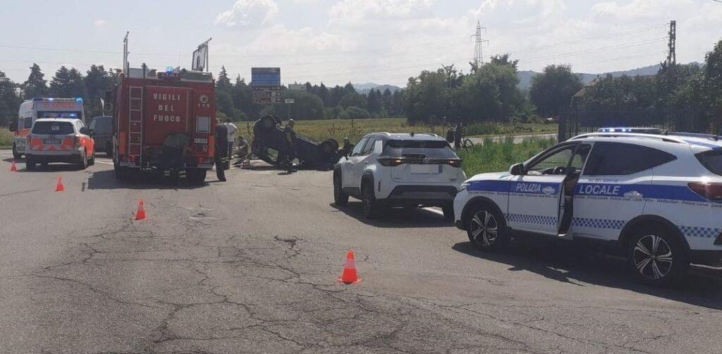 Mancata precedenza alla rotonda: auto si ribalta due volte a San Lazzaro