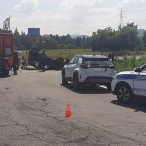 Mancata precedenza alla rotonda: auto si ribalta due volte a San Lazzaro
