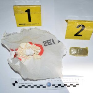 Fermato perché senza cintura di sicurezza, gli agenti in macchina trovano la droga