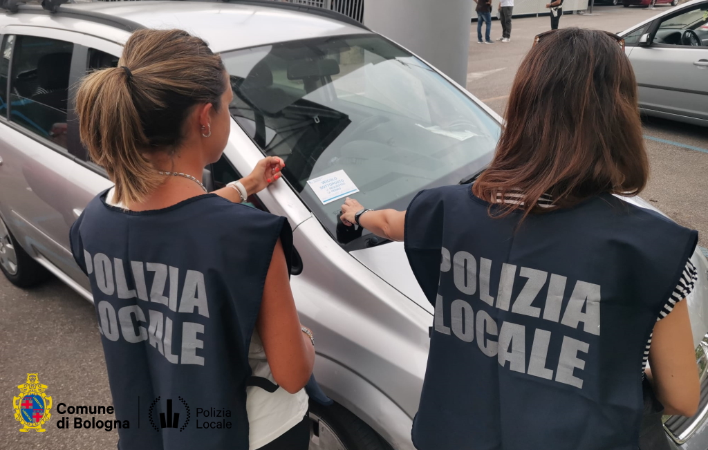 Aeroporto Marconi, la polizia locale scopre (e multa) tre tassisti abusivi