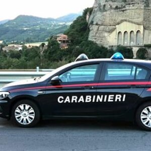 Nasconde coltello e chiavi di auto rubate: arrestato 16enne