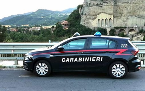 Nasconde coltello e chiavi di auto rubate: arrestato 16enne