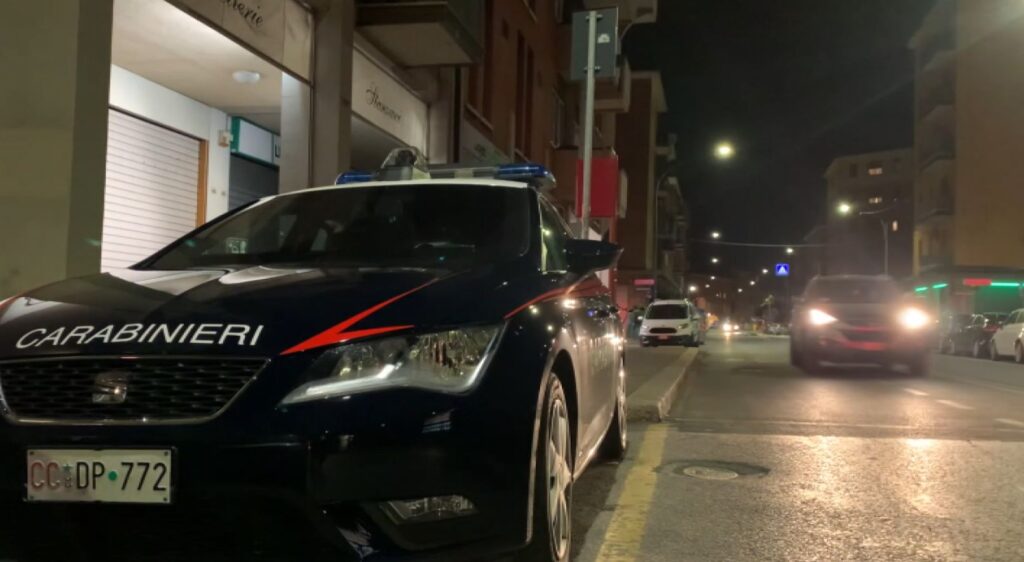 Scassina negozio e auto in sosta: ladro arrestato e già scarcerato