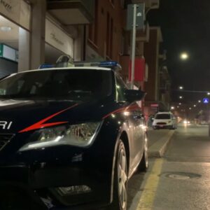 Scassina negozio e auto in sosta: ladro arrestato e già scarcerato