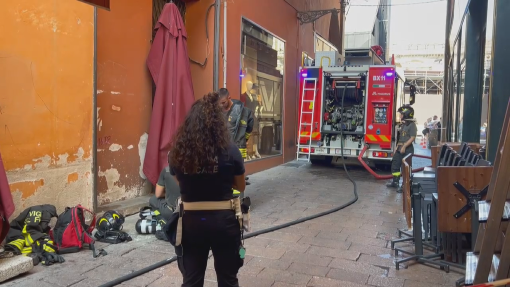 Incendio in via Pescherie Vecchie, chiusa la strada