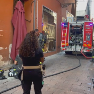 Incendio in via Pescherie Vecchie, chiusa la strada