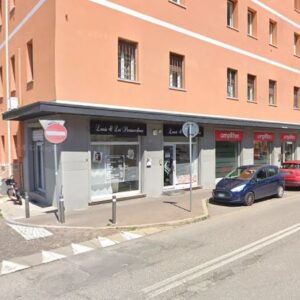 Tenta di svaligiare tre negozi in mezz’ora: preso