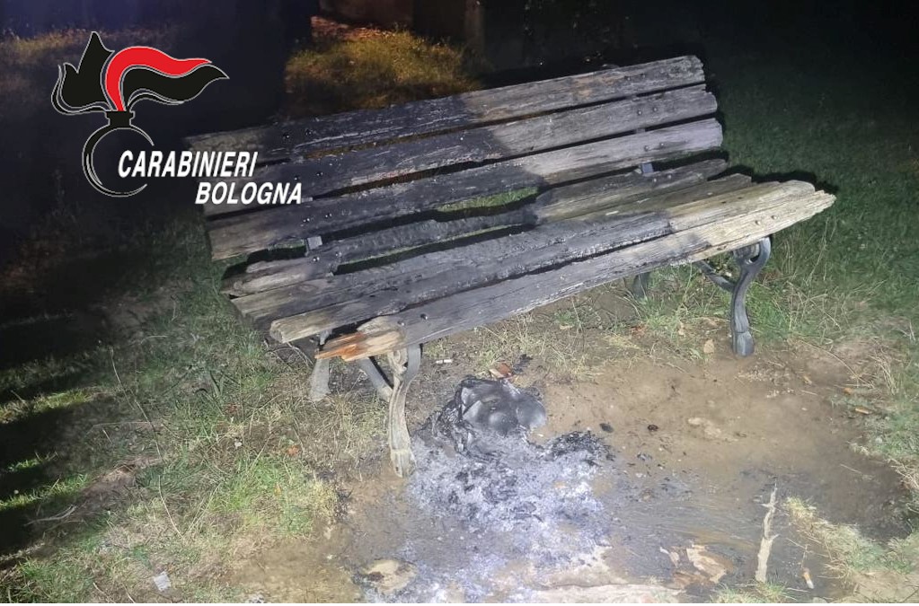Baby gang brucia una panchina nel parco, identificati e denunciati