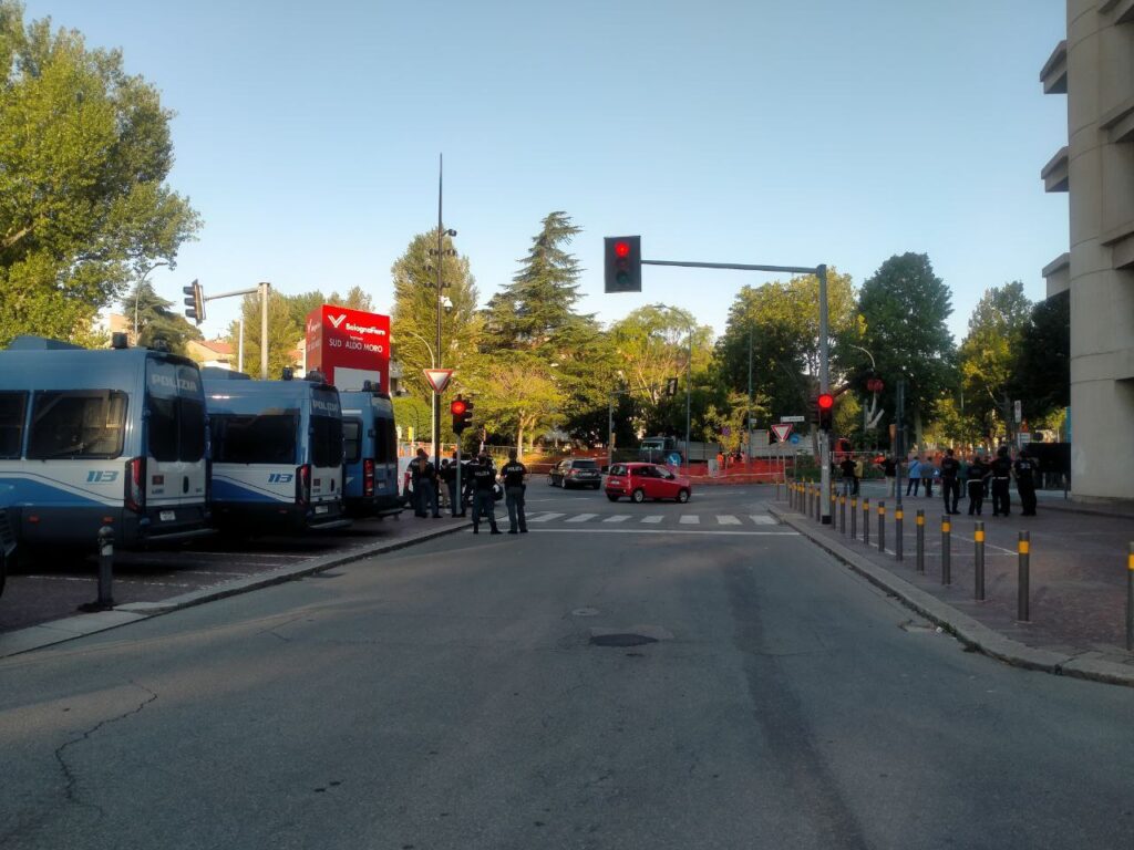 Cantiere del tram di via Aldo Moro, sorvegliato dalle forze dell’ordine