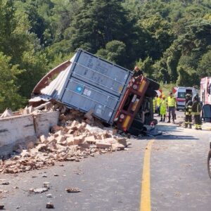 Camion si ribalta in A1, disperde il carico e danneggia il new jersey