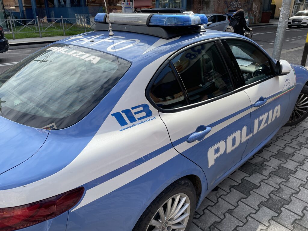 Minaccia con coltello un minore in centro a Bologna: arrestato