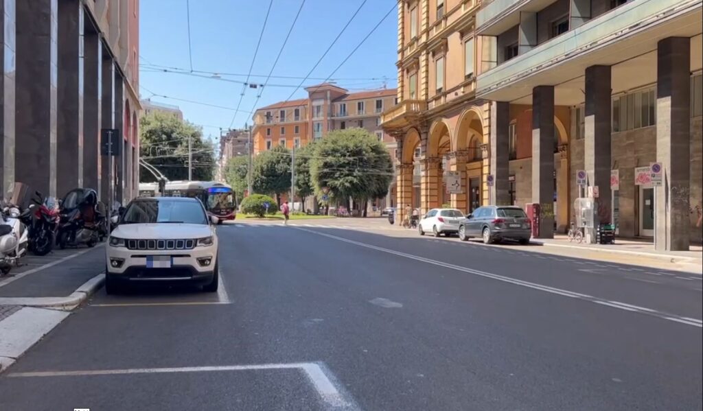 Picchia una donna durante una lite in strada in via Amendola