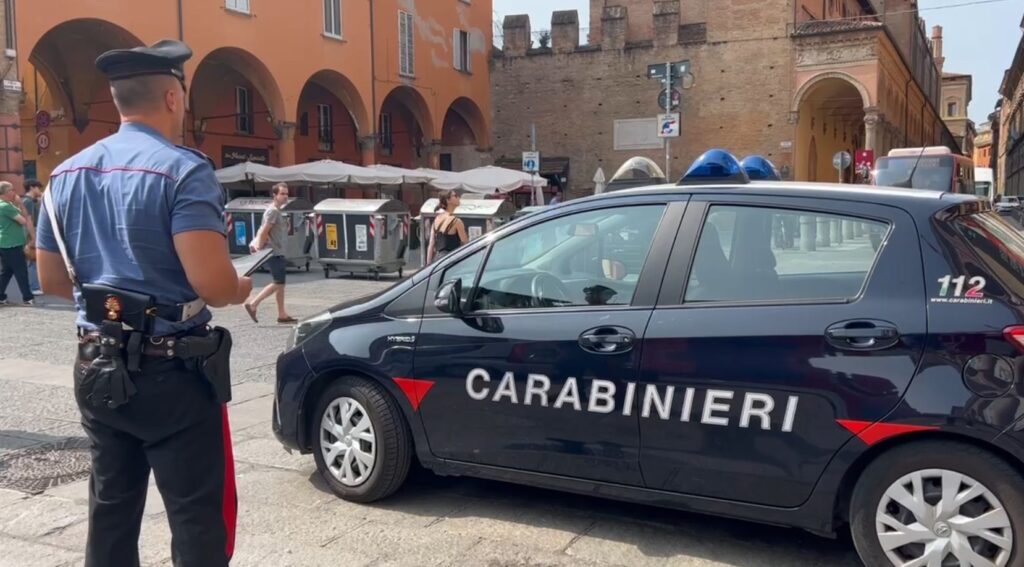 A torso nudo molesta i passanti e tenta una rapina