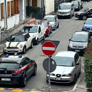 Maltratta la compagna e si barrica in casa, arrestato