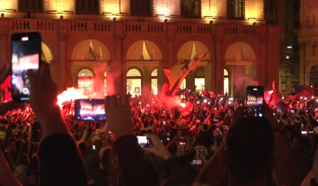 Serata di Champions League: Palazzo Re Enzo illuminato di rossoblù