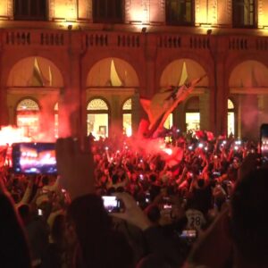 Serata di Champions League: Palazzo Re Enzo illuminato di rossoblù