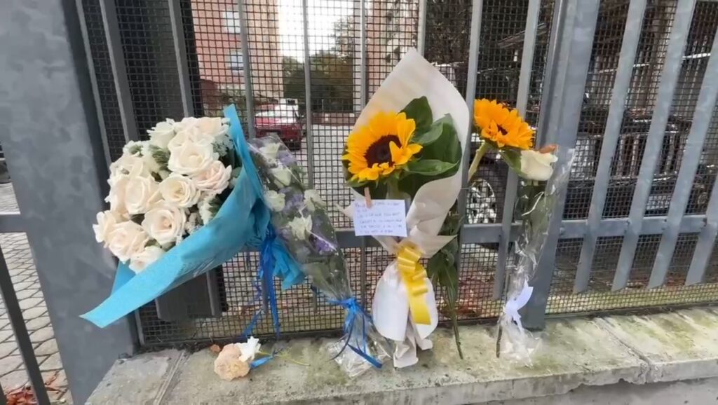 Fiori, messaggi di addio e fuochi artificiali per Fallou