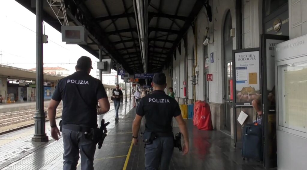 Aggredisce gli agenti che lo allontanano da binari per salvarlo