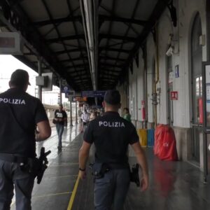 Aggredisce gli agenti che lo allontanano da binari per salvarlo