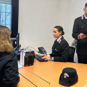 Ricatta una minorenne con immagini di rapporti sessuali, denunciato