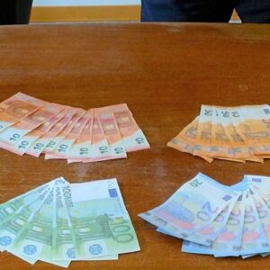 Avevano più di mille euro in banconote false, denunciati