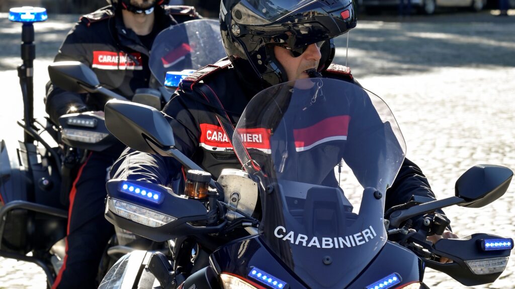 Giovane danneggia auto in strada, carabiniere in pensione chiama il 112