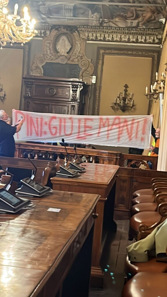 Blitz ambientalista salva-pini: Consiglio sospeso