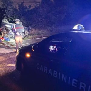 Auto finisce fuori strada a Rastignano: tre giovani feriti, 18enne in gravi condizioni