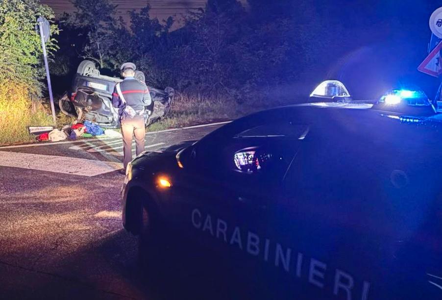 Auto finisce fuori strada a Rastignano: tre giovani feriti, 18enne in gravi condizioni