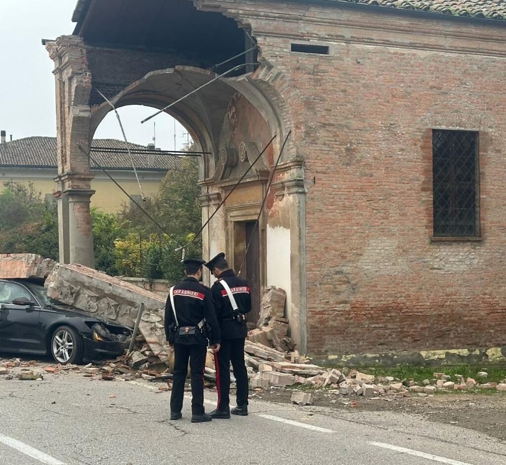 Granarolo, auto finisce contro un antico oratorio: morto automobilista 30enne