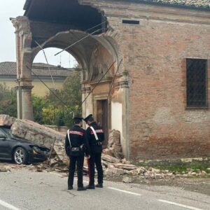 Granarolo, auto finisce contro un antico oratorio: morto automobilista 30enne