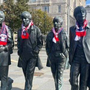 Sotto sotto anche i Beatles tifano Bologna e Gianni canta coi tifosi davanti al loro Museo